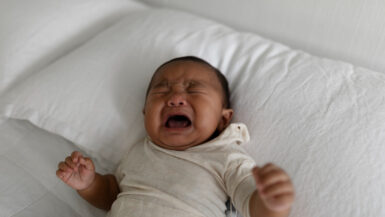 Laisser bébé pleurer la nuit les psys tranchent enfin sur ce dilemme