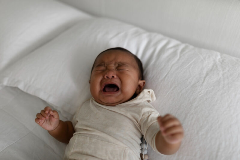 Laisser bébé pleurer la nuit les psys tranchent enfin sur ce dilemme