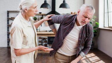 Mal de dos chez les seniors découvrez des exercices infaillibles pour s'en débarrasser