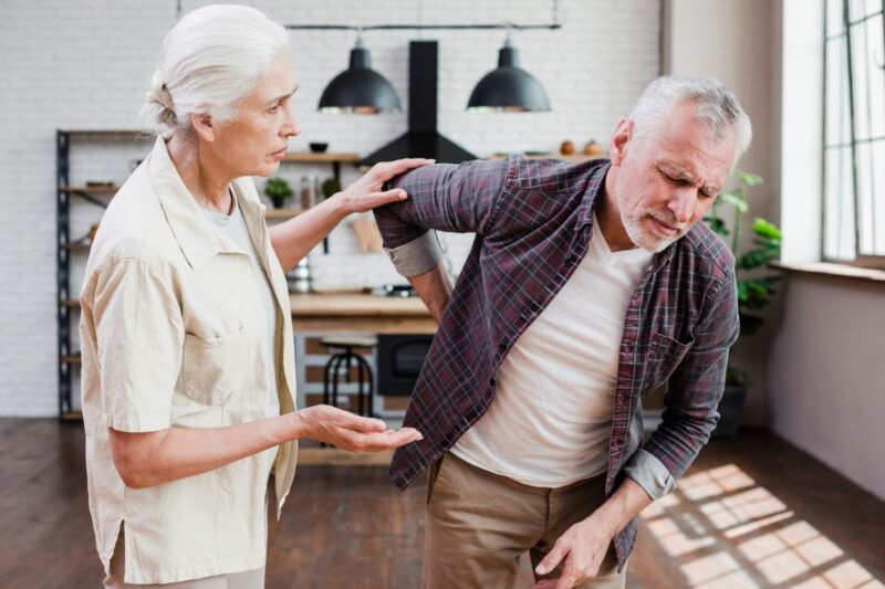 Mal de dos chez les seniors découvrez des exercices infaillibles pour s'en débarrasser